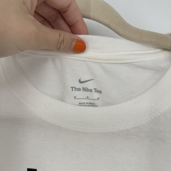 Nike Softball Women's Medium White Rolled Sleeve Shirt The Nike Tee NWT - Picture 3 of 7